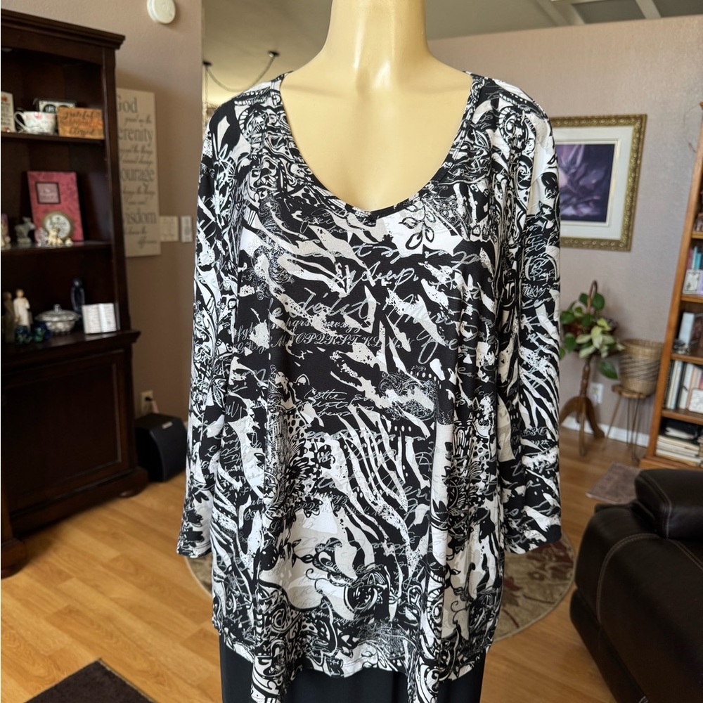 Boutique black & white 3/4 sleeves Vneck knit blouse-size XL